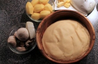 Пирожки с картошкой и грибами - фото шага 1