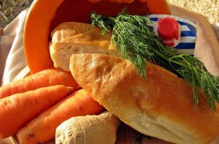 Тыквенный крем-суп с чесночными сухариками - фото шага 1