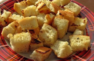 Тыквенный крем-суп с чесночными сухариками - фото шага 3