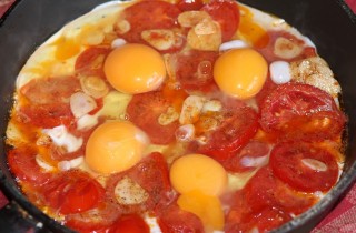 Яичница с помидорами - фото шага 6
