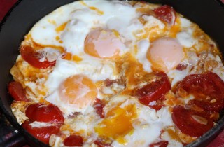 Яичница с помидорами - фото шага 7