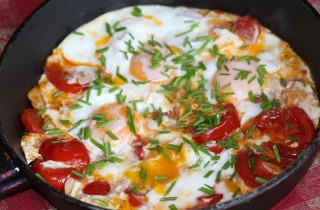 Яичница с помидорами - фото шага 8