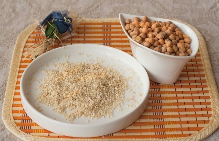 кунжут белый жареный. сладкий нут в кунжуте. нут на белом фоне. нут соленый. нут жареный.