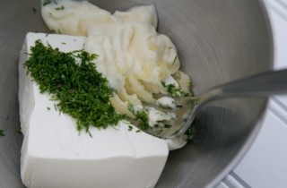 Бутерброды с красной рыбой - фото шага 5