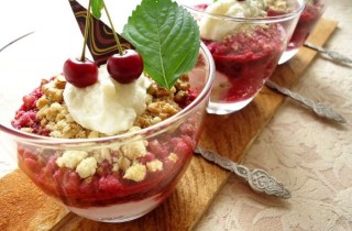 Десерт из вишни с печеньем и орехами - фото шага 6