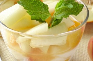 Фрукты в йогуртовом соусе - фото шага 7