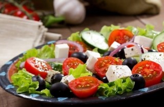Греческий салат с моцареллой - фото шага 9