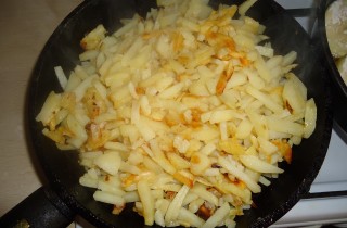 Жареный картофель с кабачками - фото шага 4