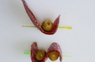 Канапе на шпажках с салями - фото шага 3