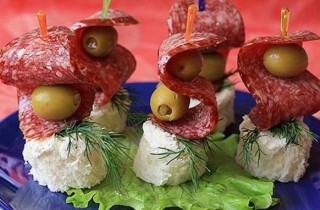 Канапе на шпажках с салями - фото шага 4