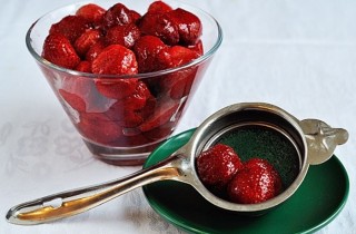 Клубничный кули с мороженым - фото шага 1