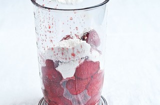 Клубничный кули с мороженым - фото шага 2