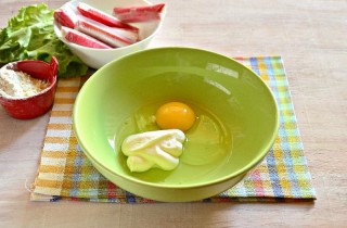 Крабовые палочки в панировке - фото шага 3