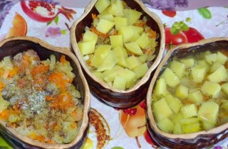 Куриная печень с картофелем в горшочках - фото шага 5