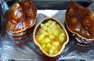 Куриная печень с картофелем в горшочках - фото шага 6