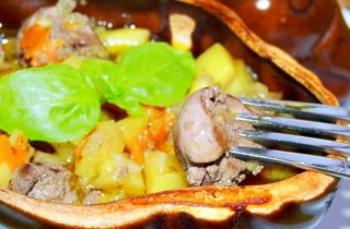 Куриная печень с картофелем в горшочках - фото шага 7