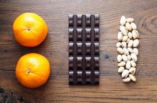 Мандариновые дольки в шоколаде - фото шага 1