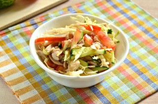 Овощной салат с курицей