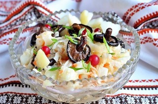 Постный салат с грибами, картофелем и квашеной капустой