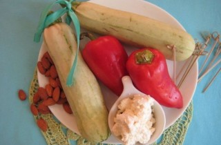 Рулетики из цукини с творогом и перцем - фото шага 1