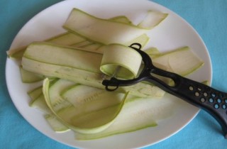 Рулетики из цукини с творогом и перцем - фото шага 2