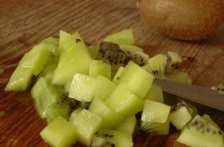 Салат из клубники и киви - фото шага 1