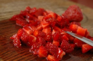 Салат из клубники и киви - фото шага 2