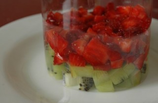 Салат из клубники и киви - фото шага 3