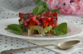 Салат из клубники и киви - фото шага 5