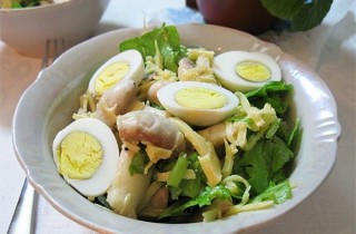 Салат с шампиньонами, сыром и яйцами