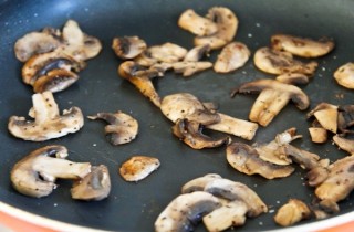 Шампиньоны под сливочным соусом - фото шага 2