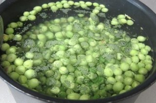 Яичница с горошком и картофелем - фото шага 1