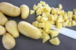 Яичница с горошком и картофелем - фото шага 2