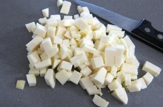 Яичница с горошком и картофелем - фото шага 3