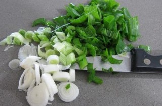 Яичница с горошком и картофелем - фото шага 4