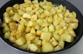 Яичница с горошком и картофелем - фото шага 6