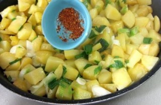 Яичница с горошком и картофелем - фото шага 7