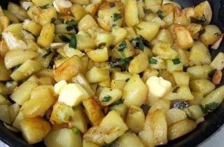 Яичница с горошком и картофелем - фото шага 9