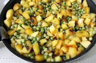 Яичница с горошком и картофелем - фото шага 10