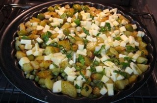 Яичница с горошком и картофелем - фото шага 14