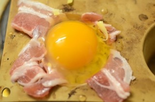 Яичница, запеченная с беконом - фото шага 5