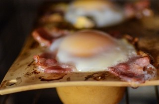 Яичница, запеченная с беконом - фото шага 6