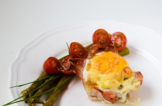 Яичница, запеченная с беконом - фото шага 7