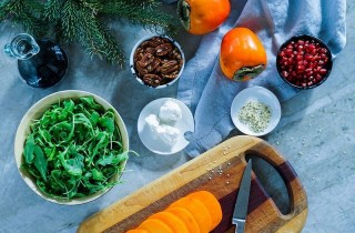 Зимний салат с хурмой, гранатом и сыром - фото шага 1