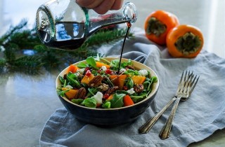 Зимний салат с хурмой, гранатом и сыром - фото шага 2