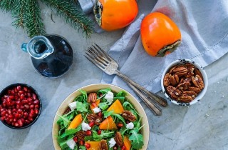 Зимний салат с хурмой, гранатом и сыром - фото шага 3