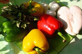 Болгарский перец, фаршированный курицей и яйцами - фото шага 1