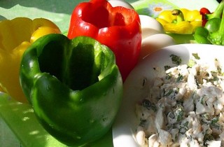 Болгарский перец, фаршированный курицей и яйцами - фото шага 2