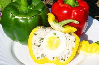 Болгарский перец, фаршированный курицей и яйцами - фото шага 3