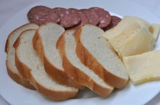 Горячие бутерброды с сыром и колбасой - фото шага 1